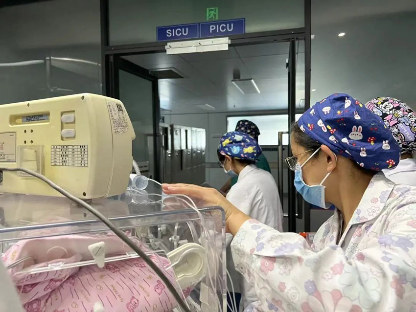 1云南省阜外医院医护人员正在救治黄小宝。云南省阜外医院供图