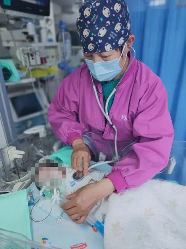 2云南省阜外医院医护人员正在救治黄小宝。云南省阜外医院供图