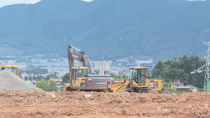 红塔工业园区内，大项目建设紧锣密鼓进行中。赵洁薇摄
