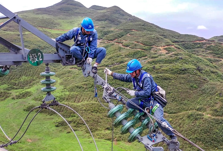 电力工人们持续开展设备隐患整治,提高设备健康水平。南方电网超高压曲靖局供图