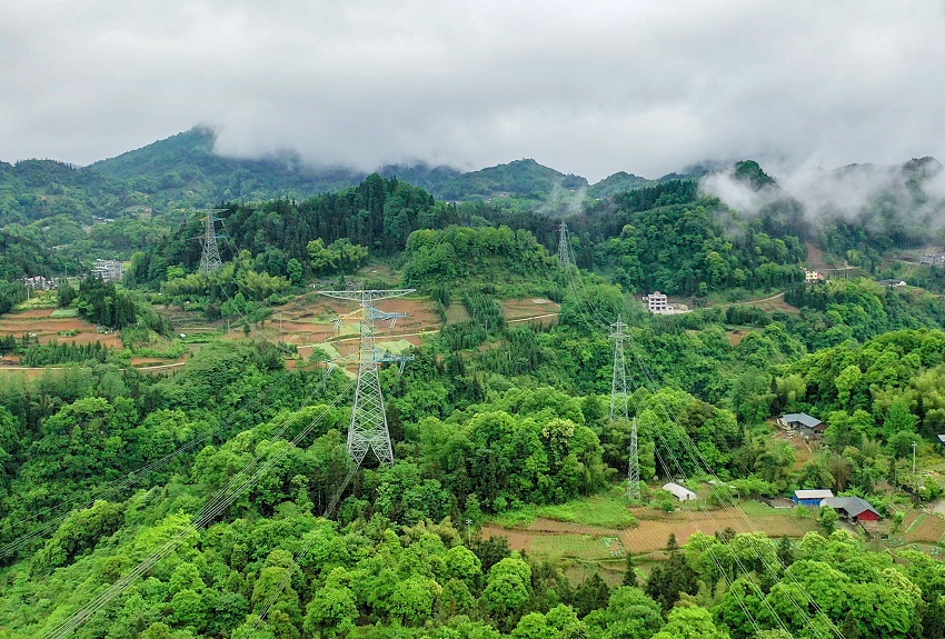 溪洛渡右岸电站送电广东±500千伏同塔双回直流输电工程。南方电网超高压曲靖局供图
