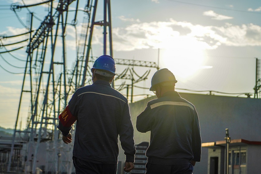 溪洛渡右岸电站送电广东±500千伏同塔双回直流输电工程。南方电网超高压曲靖局供图