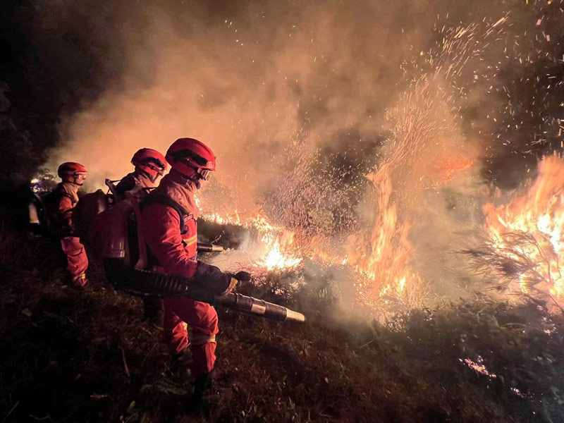 普洱市森林消防支队指战员扑救山火
