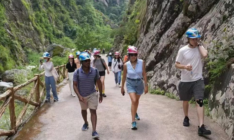 “国际青年中国行·云南”活动中外青年参访团走进漾濞。马钰摄