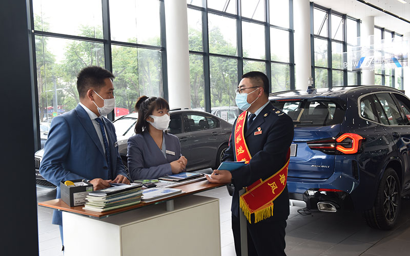 国家税务总局盘龙区税务局税收宣传小分队前往汽车经销店，为企业送上税收政策，助力汽车消费”旺起来“--李苑亭摄