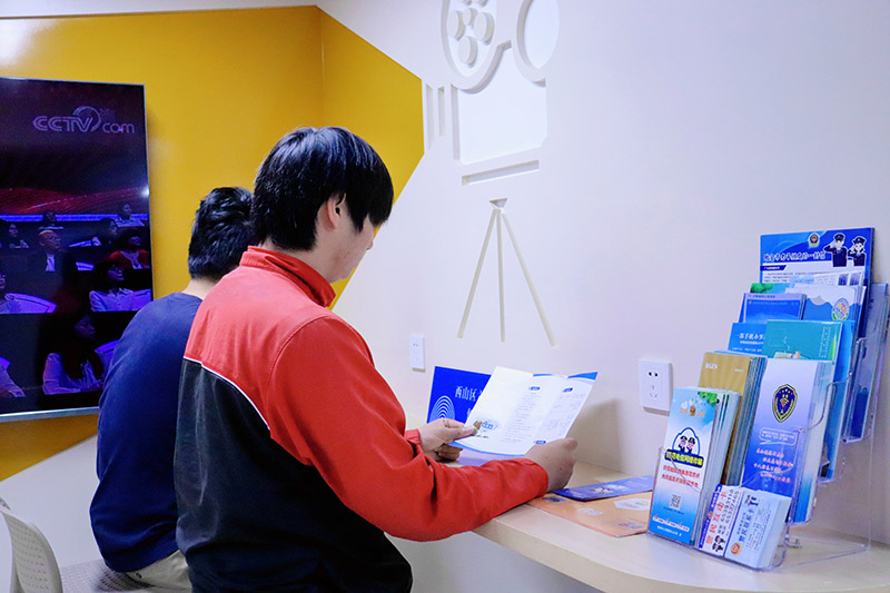 党群服务中心大厅充电吧台。西山区融媒体中心供图