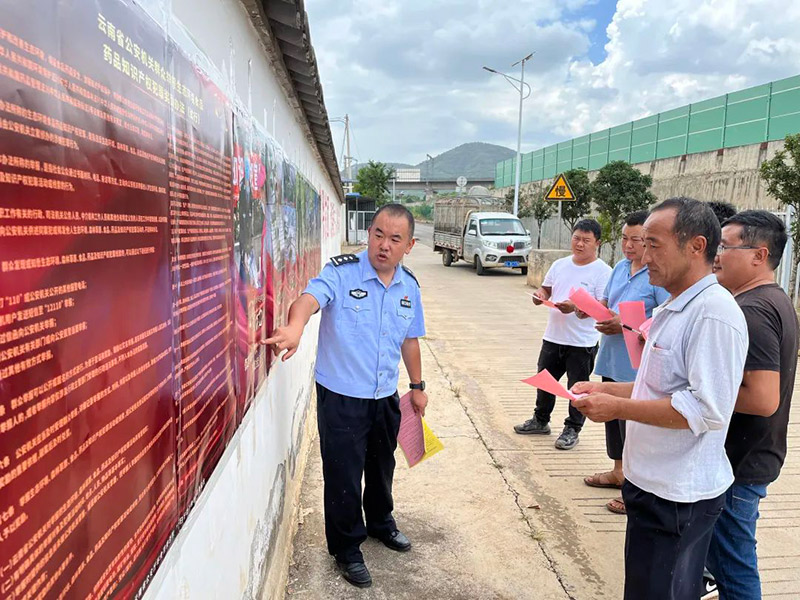生前的王國川同志(左一)向群眾宣傳護林防火知識 。