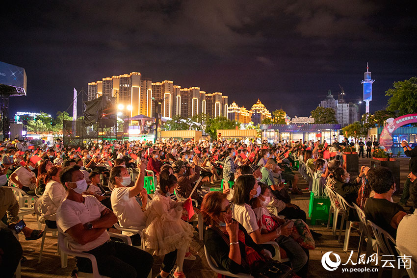 9月14日晚，第九屆亞洲微電影藝術節在雲南省臨滄市開幕，圖為當晚舉行的光影秀展演。人民網 虎遵會攝