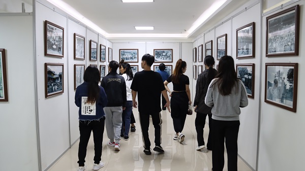 市民正参观摄影展作品。镇沅县融媒体中心供图
