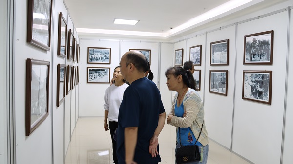 市民正参观摄影展作品。镇沅县融媒体中心供图