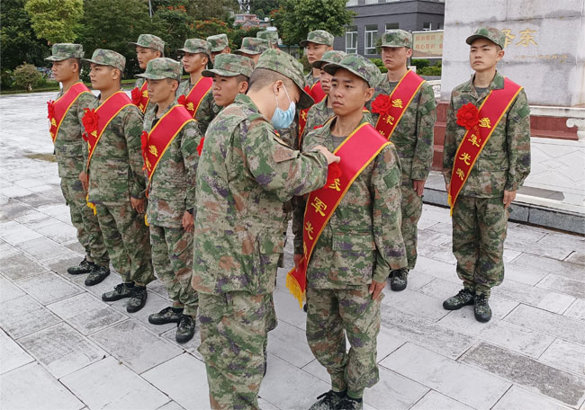 普洱市江城县应征入伍新战士身披绶带，胸带红花。