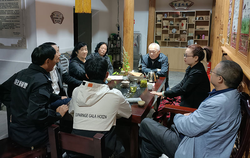 騰沖市騰越街道騰越古鎮小區業主委員會成員研究相關事宜。李自如攝