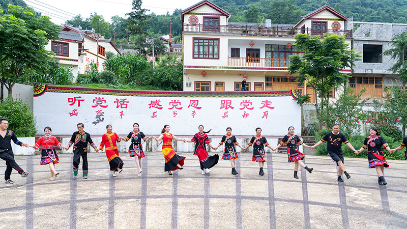 纳支寨群众载歌载舞。李东旭摄