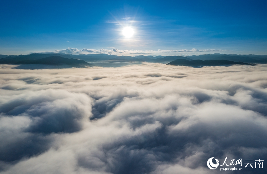 雲南寧洱普洱山迎來今年首次雲海奇觀。饒雪鬆攝
