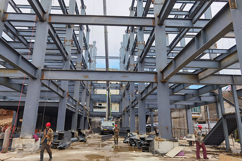 在建设中的勐卡镇集贸市场。李毅摄