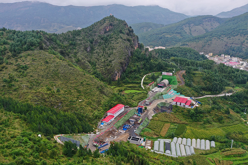 渝昆高铁云南省境内首座隧道——小山隧道顺利贯通。周涛摄