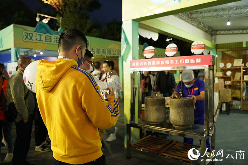 市民观看手工制作普洱茶普洱茶。 人民网 蔡树菁摄