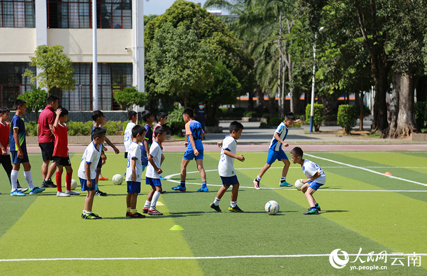 旧城镇中心小学的学生在练习传球。人民网记者 李发兴摄