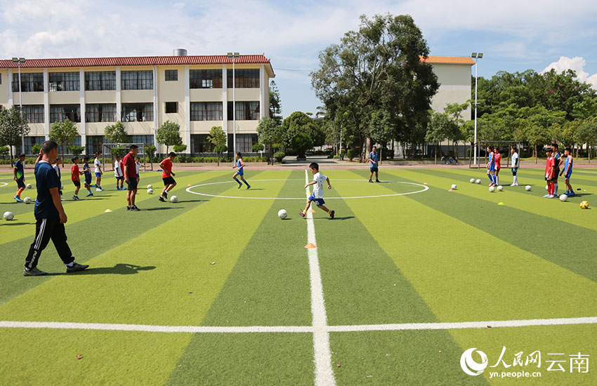 舊城鎮中心小學的學生在練習傳球。人民網記者 李發興攝