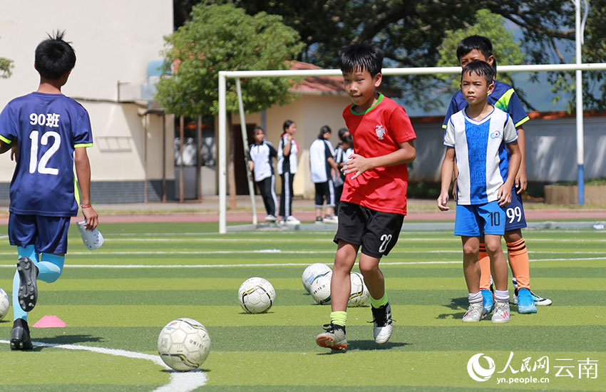旧城镇中心小学的学生在练习传球。人民网记者 李发兴摄
