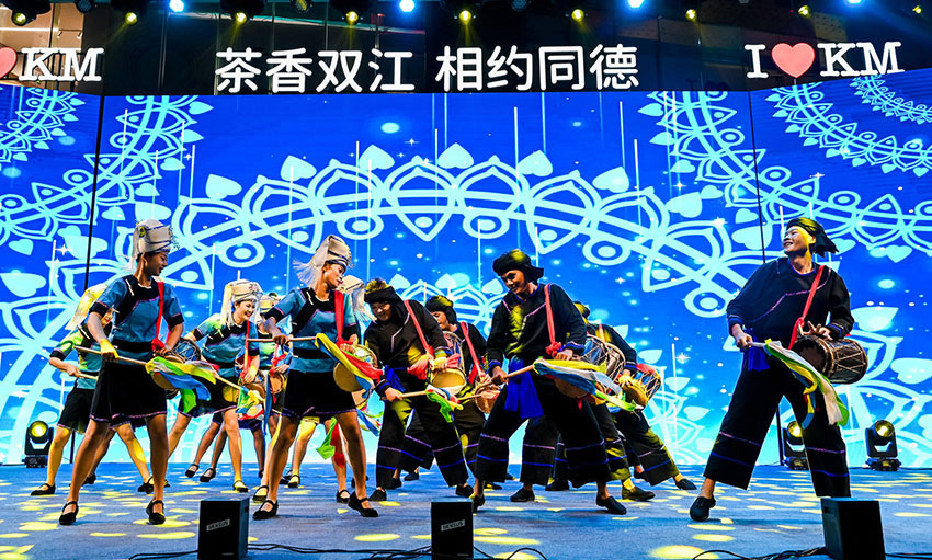 “茶香双江 相约同德”活动现场的双江少数民族歌舞表演。双江县委宣传部供图