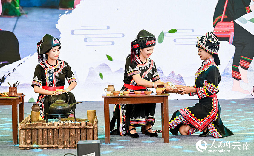 9“茶香双江-相约同德”活动现场的茶艺表演。人民网-蔡树菁摄