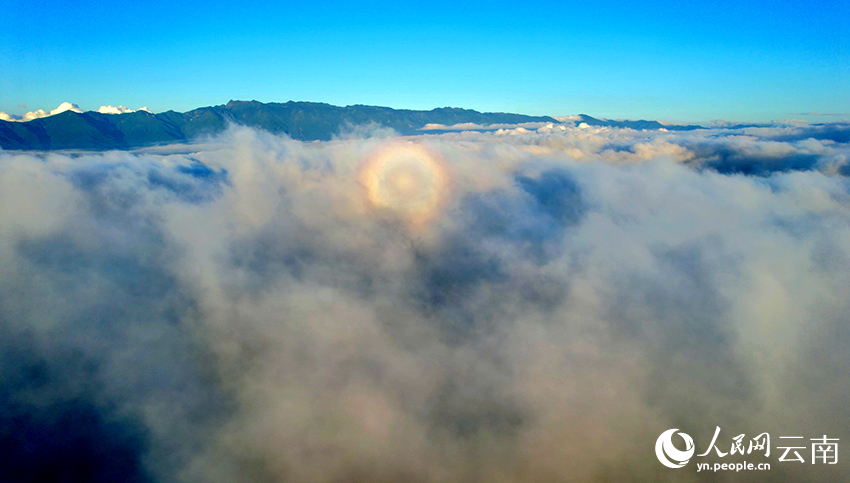 洱海雲霧之上的“七彩祥雲”景觀。嬴光萬攝