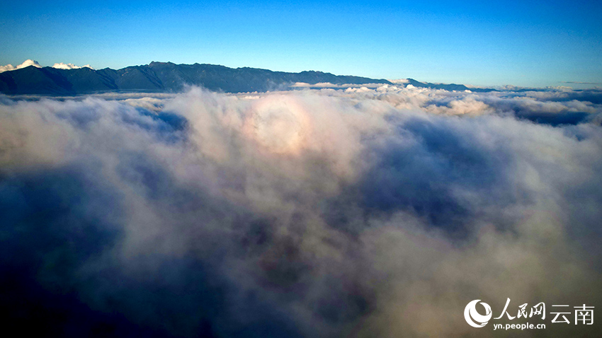 洱海雲霧之上的“七彩祥雲”景觀。嬴光萬攝