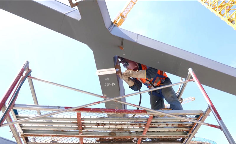 红河交通枢纽项目建设现场，工人在施工中。胡文摄