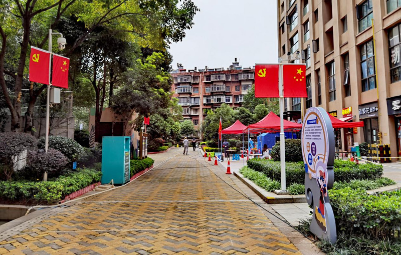 昆明市西山区保利六合天成小区内部国庆氛围浓厚。西山区融媒体中心供图