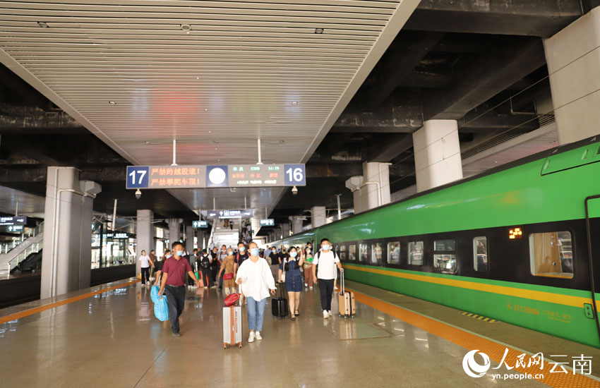 旅客在昆明南站乘车。人民网记者 李发兴摄