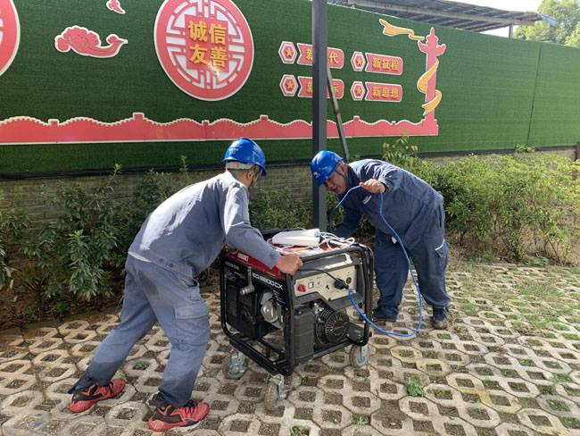 南方电网云南临沧供电局工作人员正在抢修。杨蕊摄