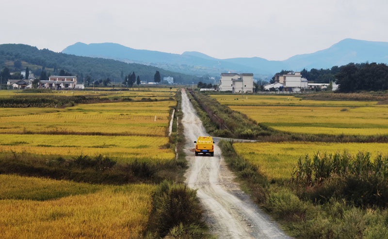 供電服務車駛入千家萬戶。阮鬆萍攝