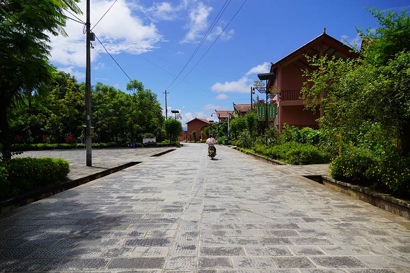 这几年，龙安村的道路条件逐年改善，修建了宽阔的马路。师楚楚摄