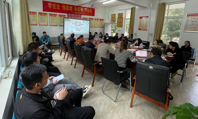 云南丽江烟草“书香丽烟”读书活动下基层。（拍摄读书团队）