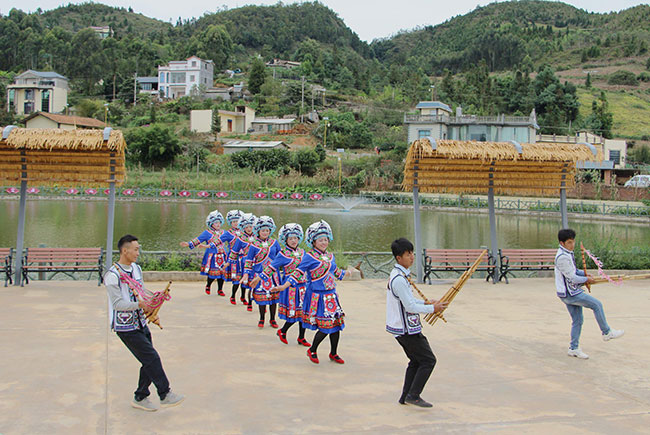 舍得村民在跳苗族舞。李姝賢攝