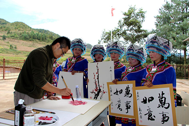 藝術家走進舍得村開展藝術惠民活動。李姝賢攝