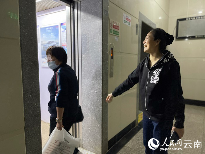 下楼碰到邻居，江香宇（右）总要闲聊几句。人民网记者-程浩摄