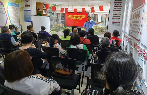 民警進社區進行防詐騙知識宣傳。昆明市公安局供圖