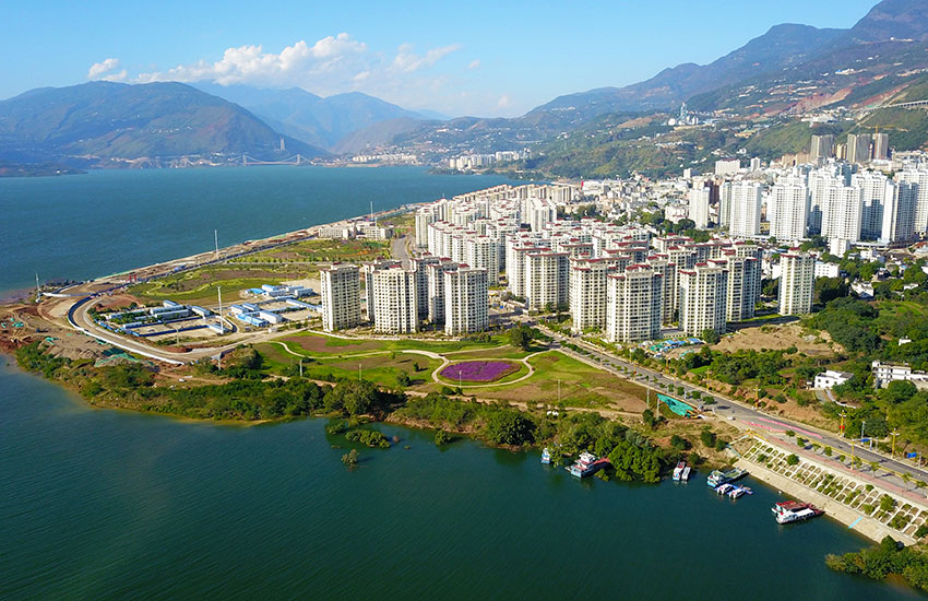 巧家县城山湖相融。