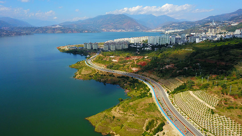 巧家县城山湖相融。