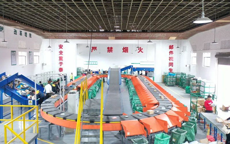 開遠市快遞進村分揀中心全自動郵件分揀機。詹大發攝