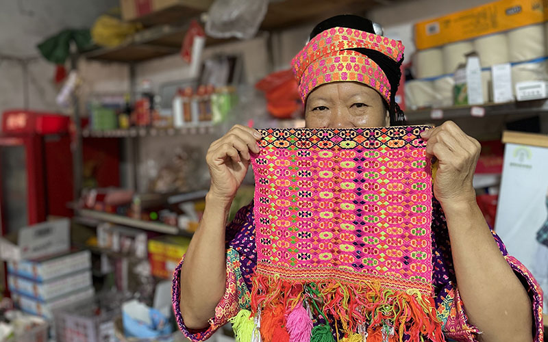 图为李美珍的傣锦作品——唱蒙面情歌时佩戴的蒙面