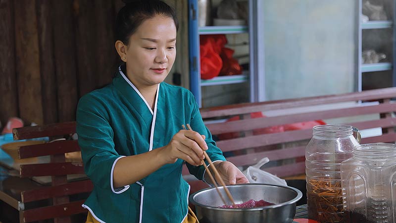 2022.10.31，江城縣整董鎮，馬雪蓮正在煮染飯需要的材料，拍攝人：李超