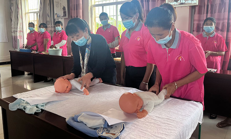 家政服务员培训学员实操。