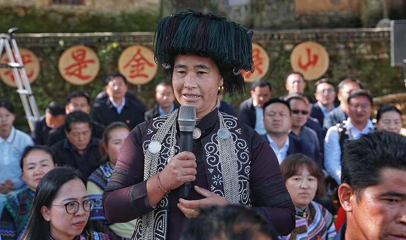 村民谈体会。