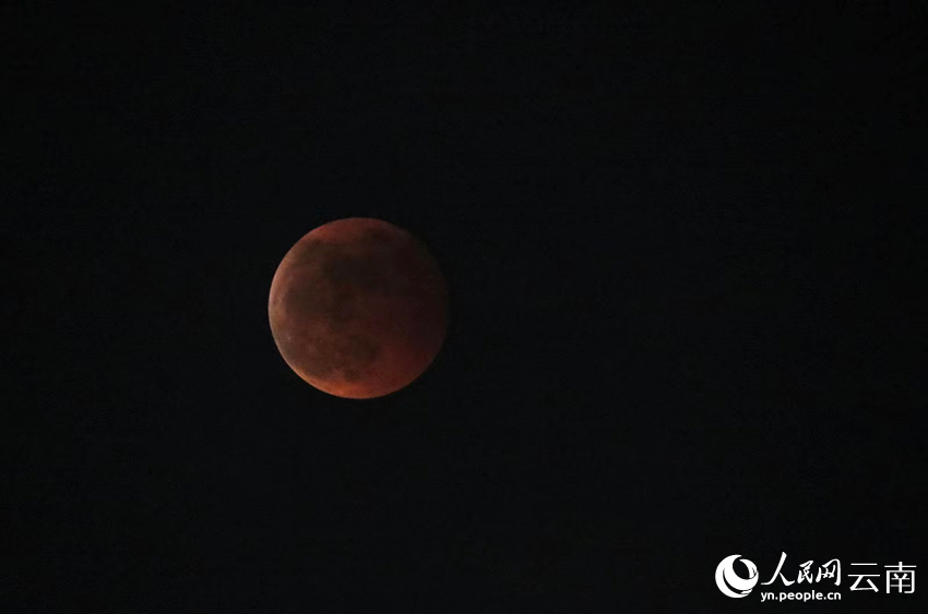 一轮红月高挂昆明夜空。人民网 刘怡摄