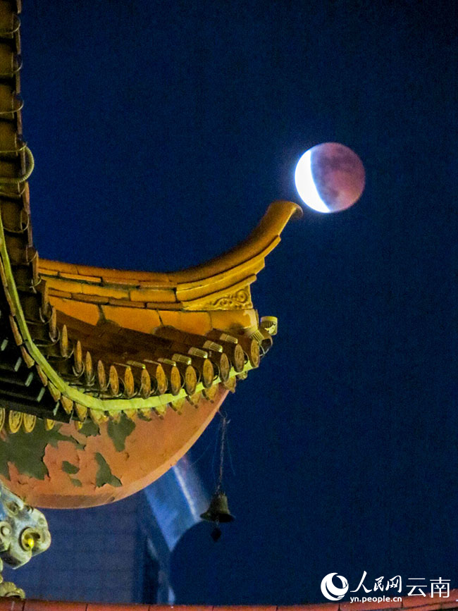 红月亮”照亮春城夜空