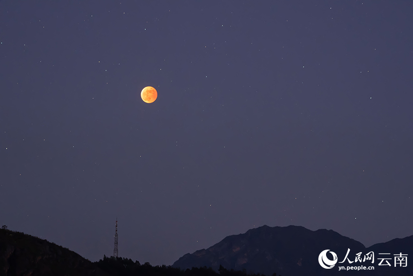 璀璨星空中红月独悬。罗新才摄