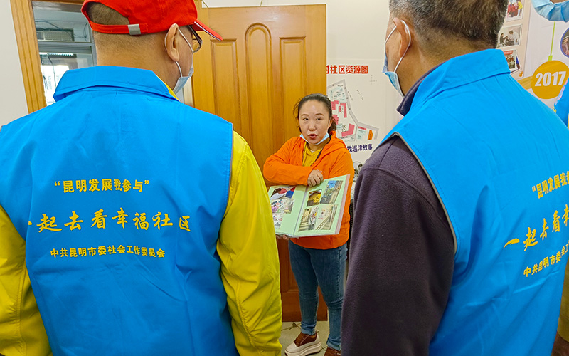 社區尋訪團深入西山區金碧街道巡津新村社區了解情況。西山區融媒體中心供圖